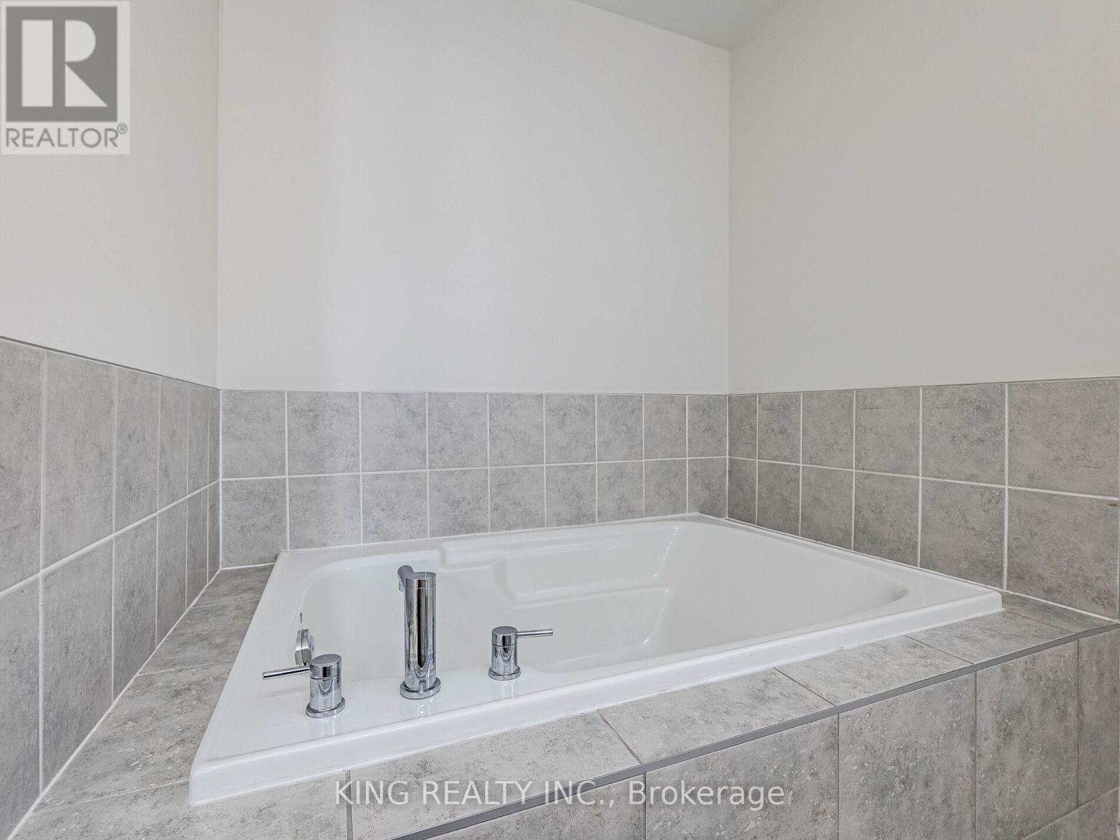 Photo 35 of 18 Ledger Point Crescent, Brampton ON