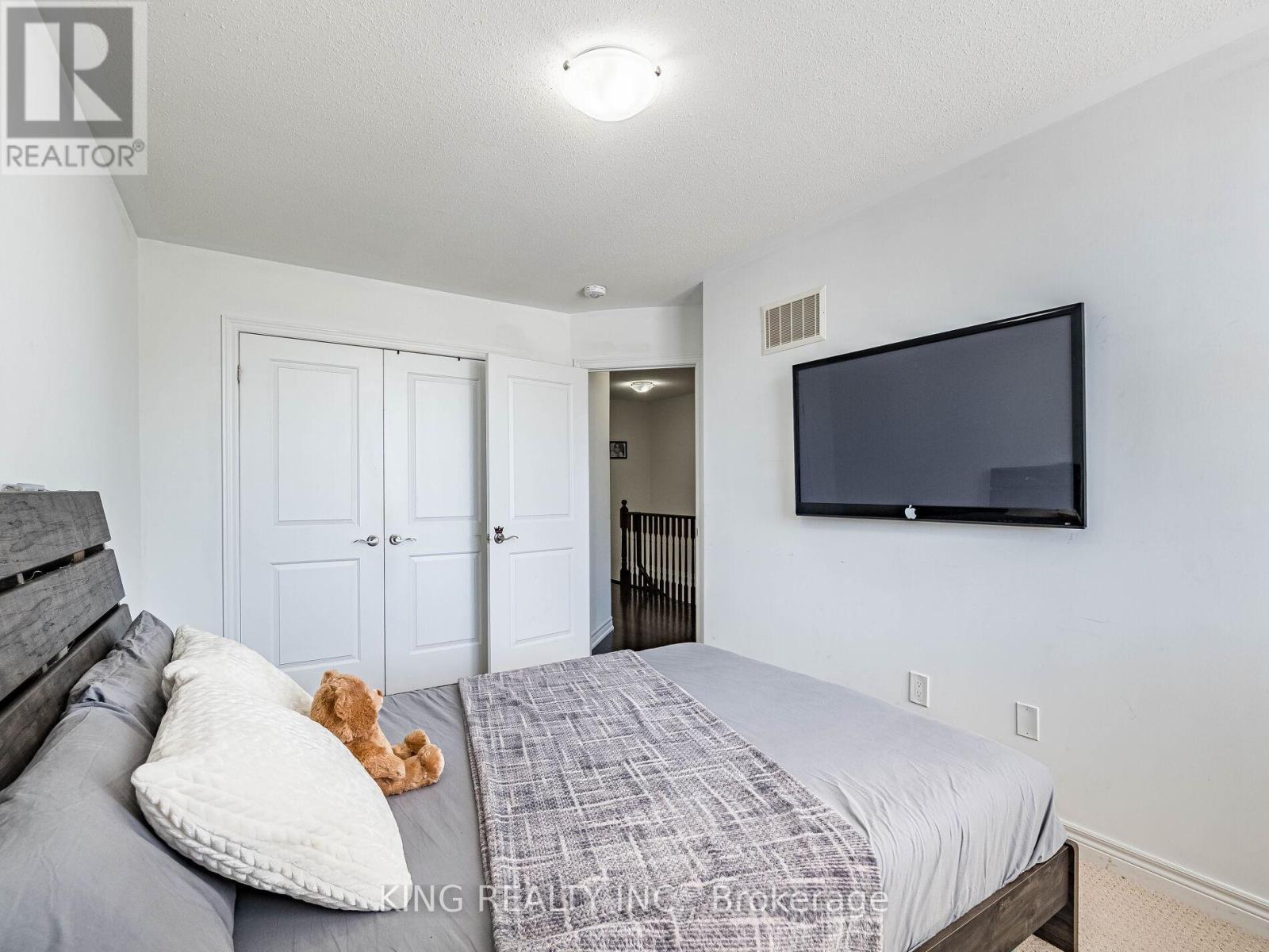Photo 7 of 18 Ledger Point Crescent, Brampton ON