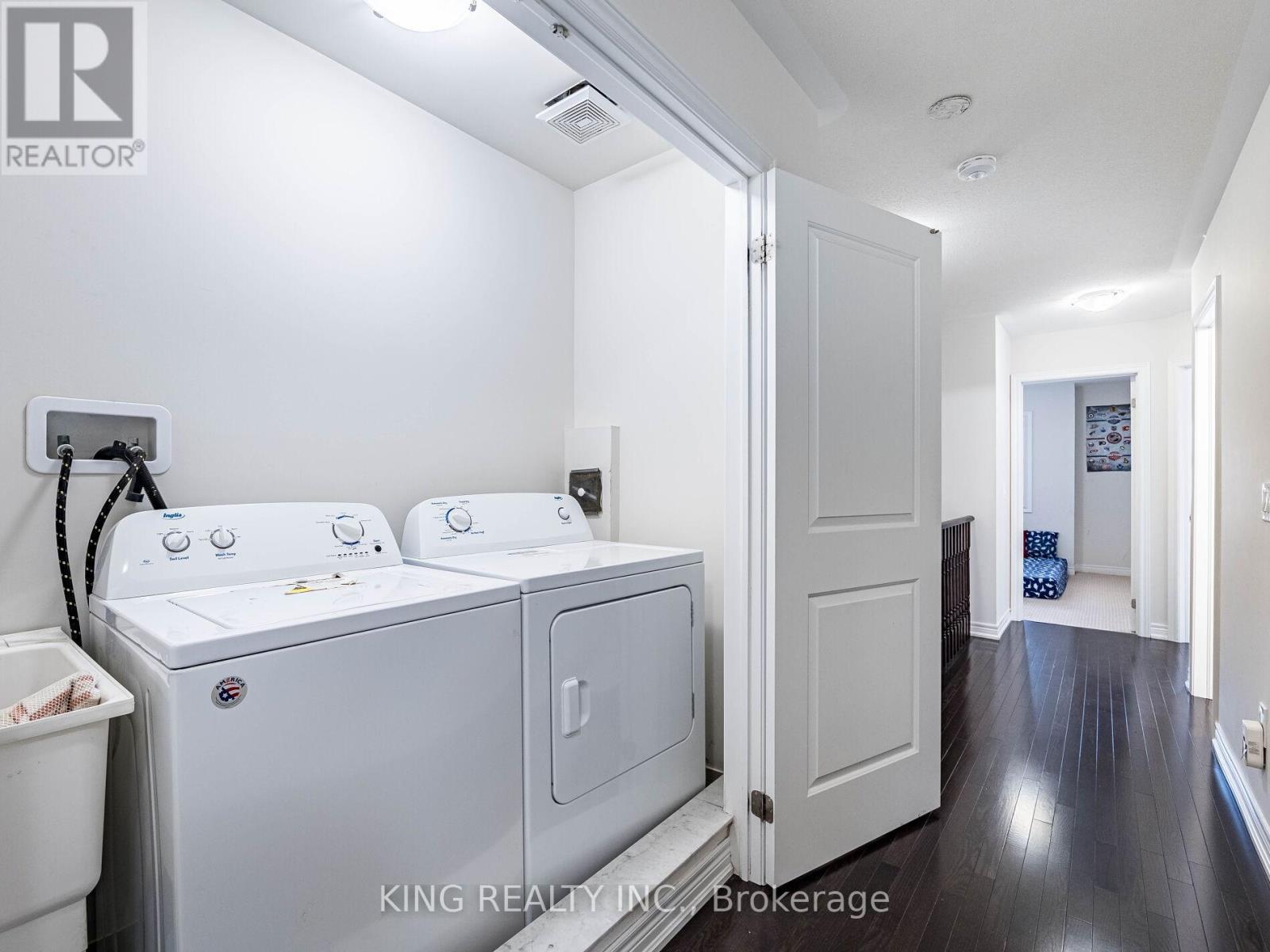 Photo 3 of 18 Ledger Point Crescent, Brampton ON