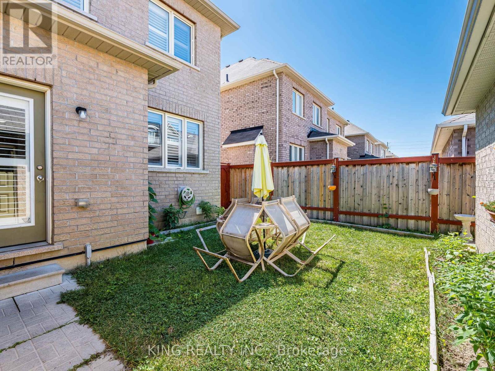 Photo 16 of 18 Ledger Point Crescent, Brampton ON