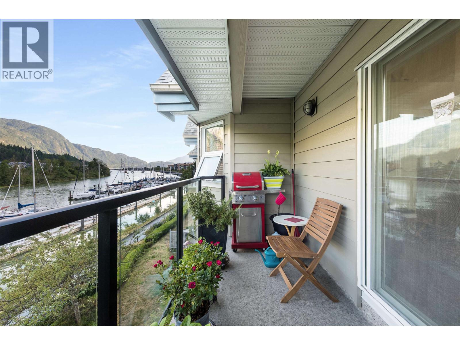 Photo 12 of 301 1468 Pemberton Avenue, Squamish BC