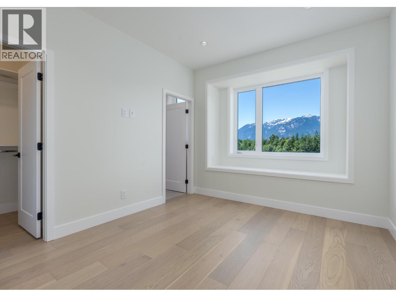 Photo 4 of 9 3385 Mamquam Road, Squamish BC
