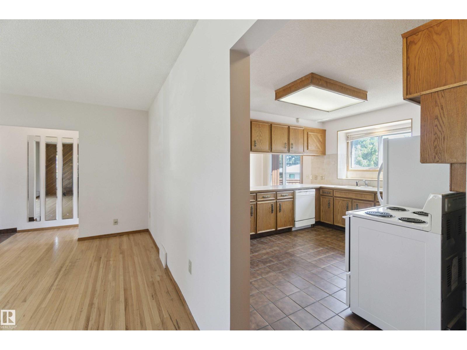 Photo 48 of 10951 118 St Nw, Edmonton AB