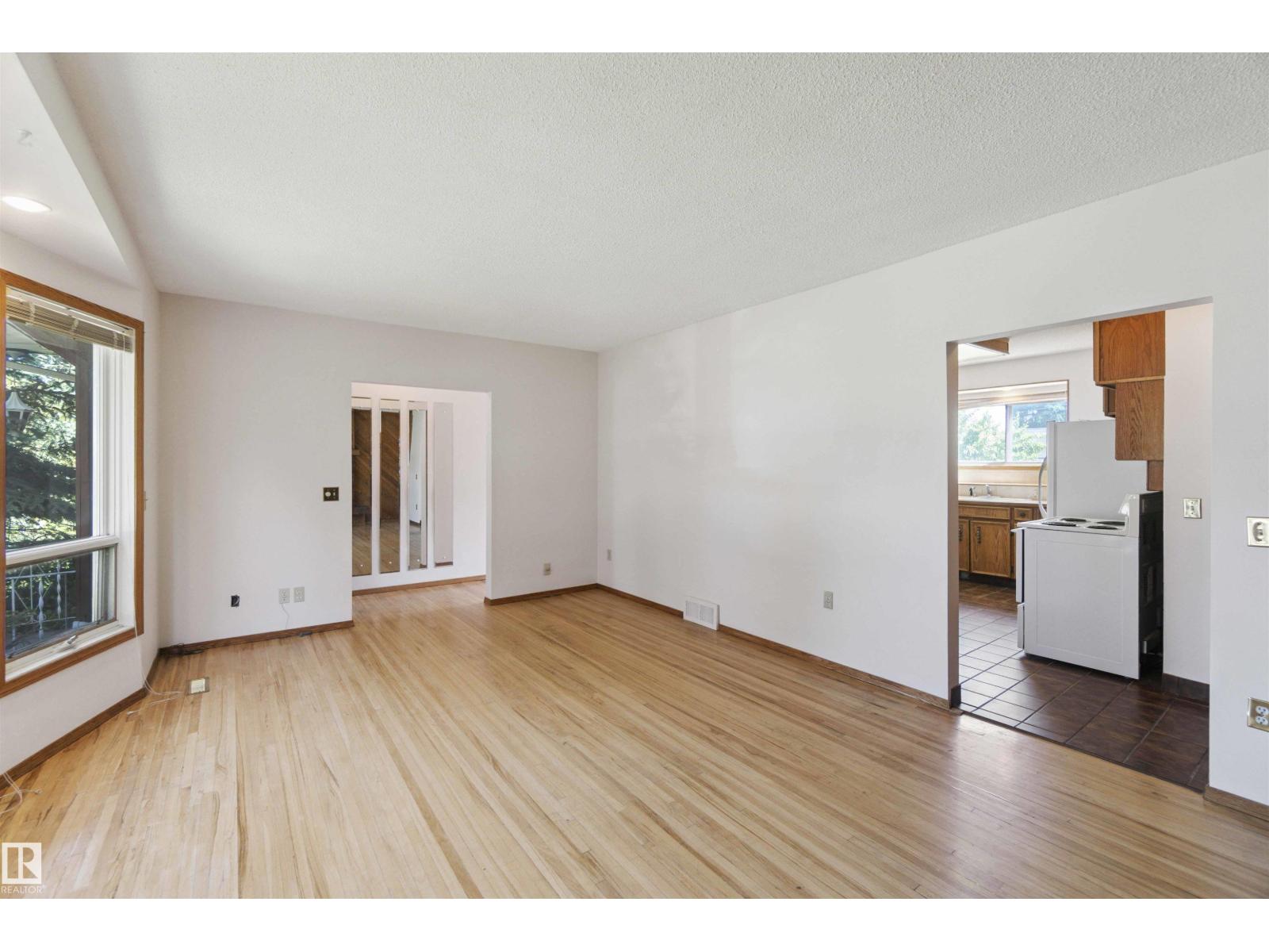 Photo 17 of 10951 118 St Nw, Edmonton AB