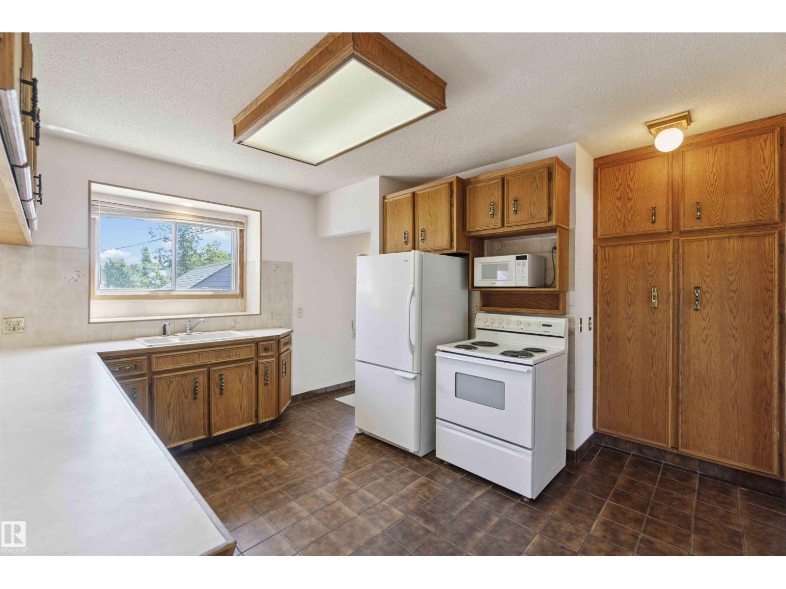 Photo 35 of 10951 118 St Nw, Edmonton AB