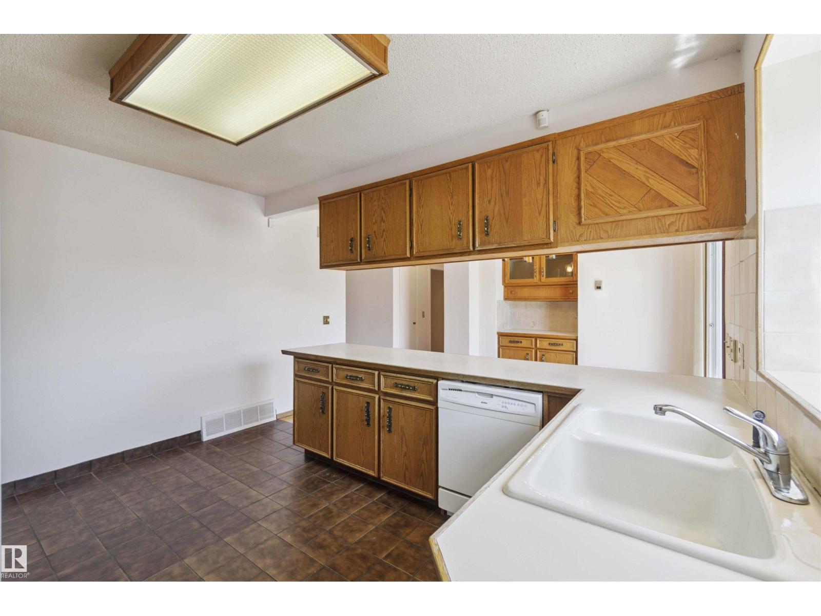 Photo 7 of 10951 118 St Nw, Edmonton AB