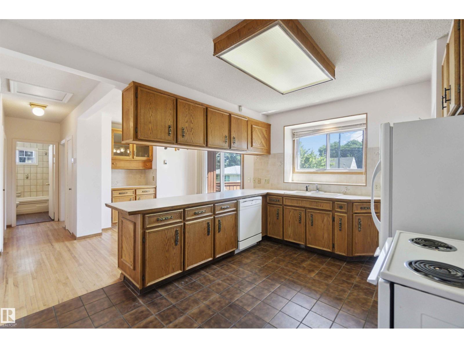 Photo 13 of 10951 118 St Nw, Edmonton AB