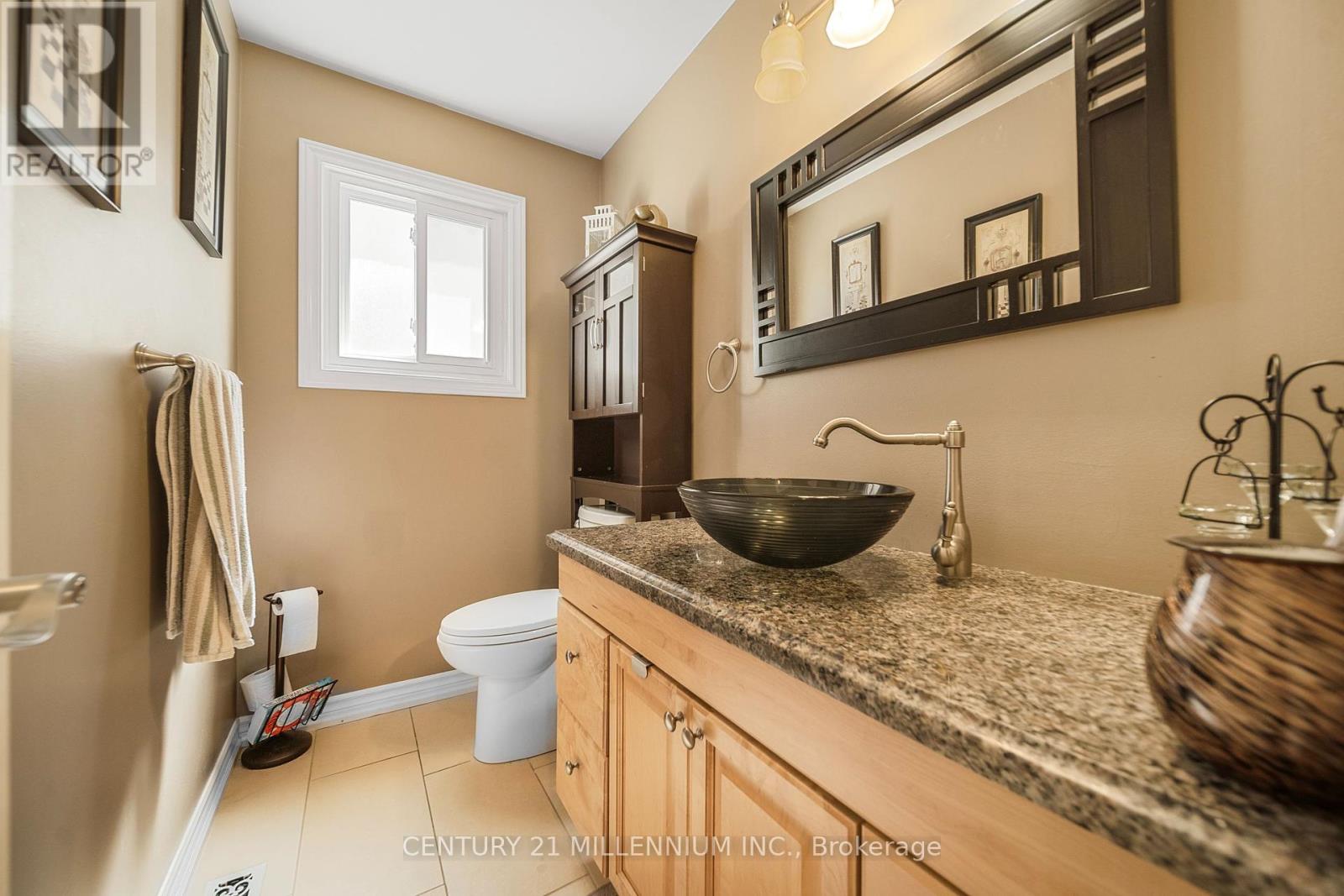 Photo 33 of 34 Gardenia Way, Caledon ON