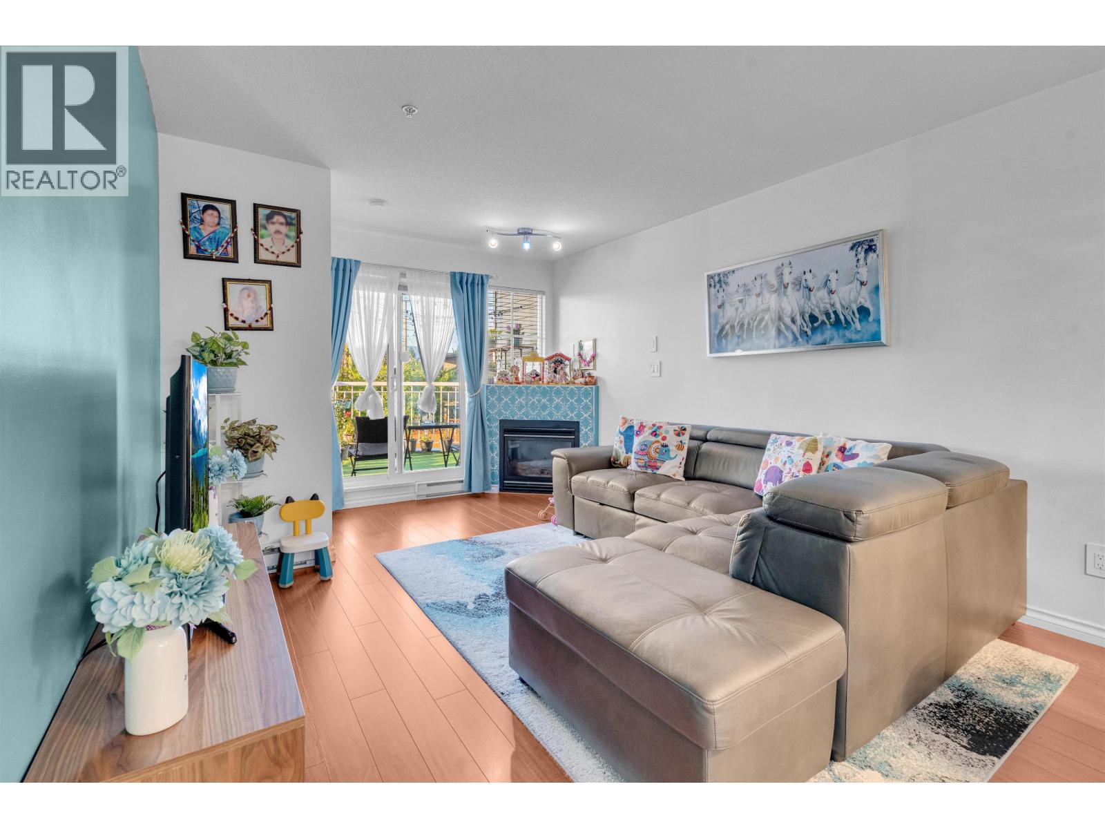 Photo 4 of 102 2973 Kingsway, Vancouver BC