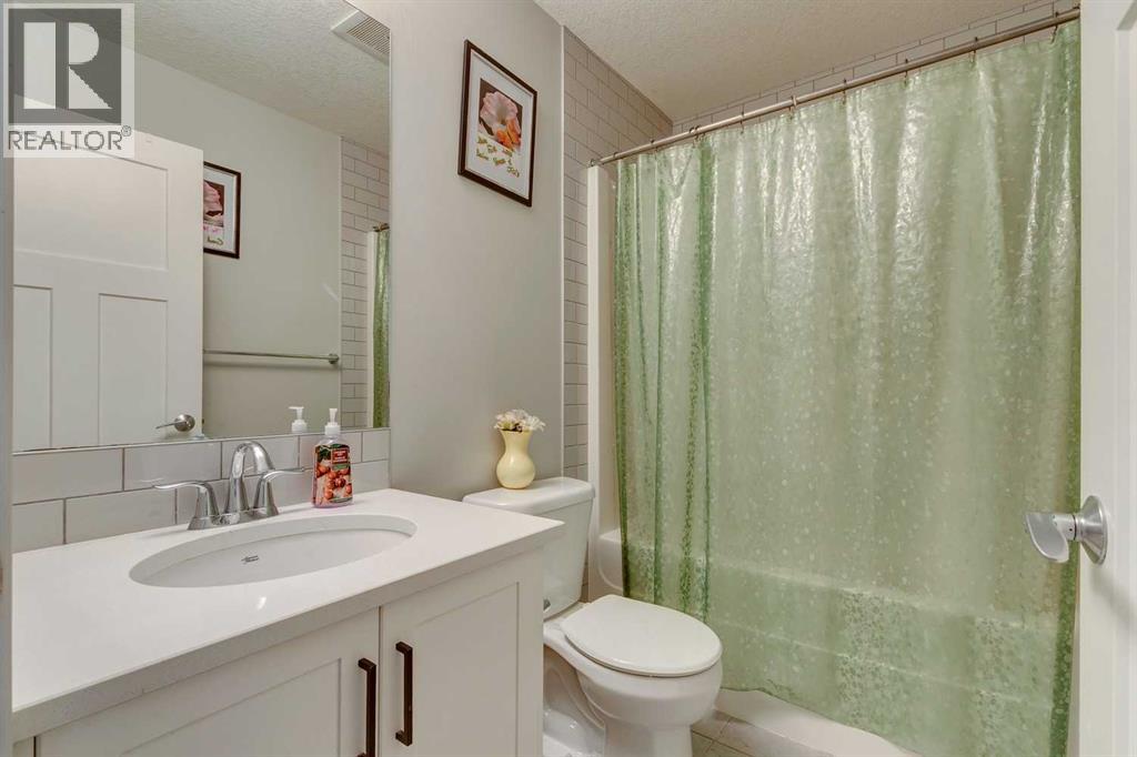 Single Family House 4 Level for Sale in  Sage Bluff Drive NW Sage Hill Calgary 