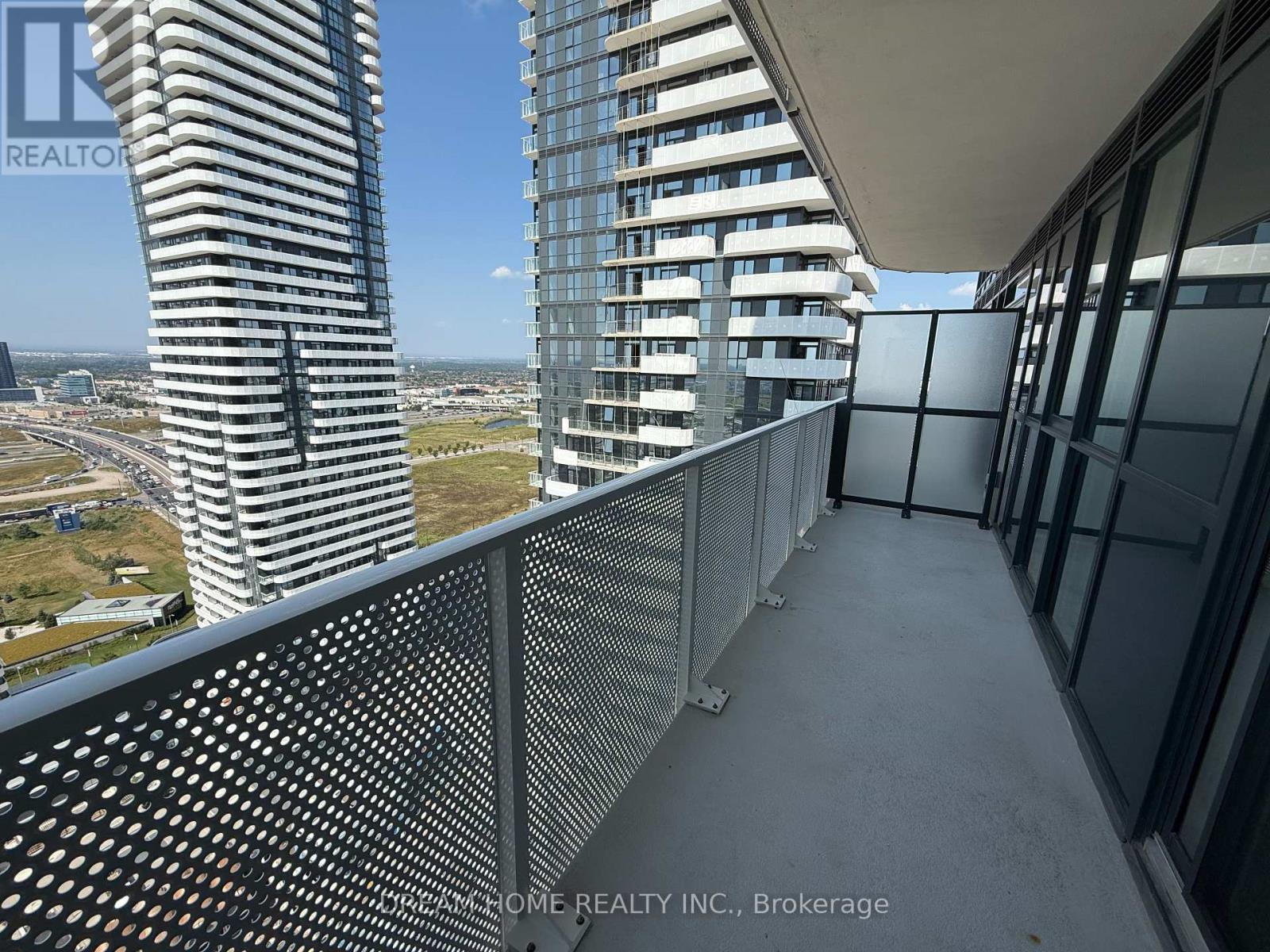 Photo 5 of 3202 28 Interchange Way, Vaughan ON