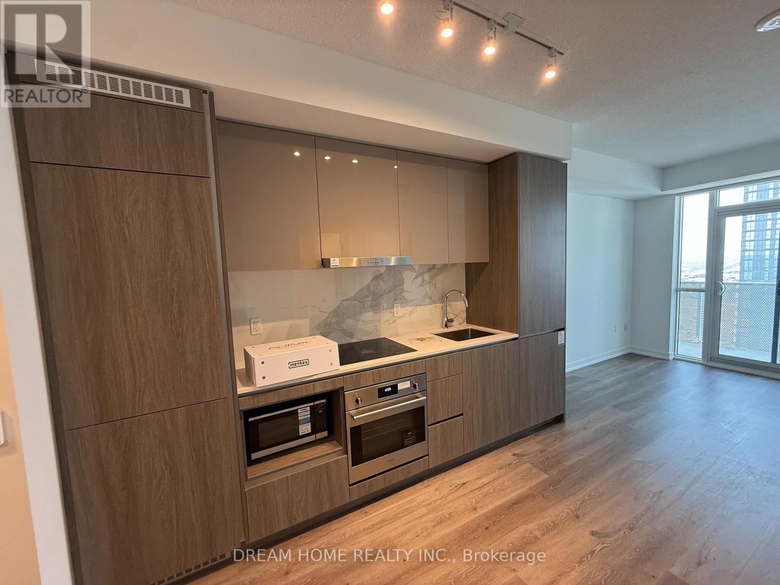 Photo 4 of 3202 28 Interchange Way, Vaughan ON