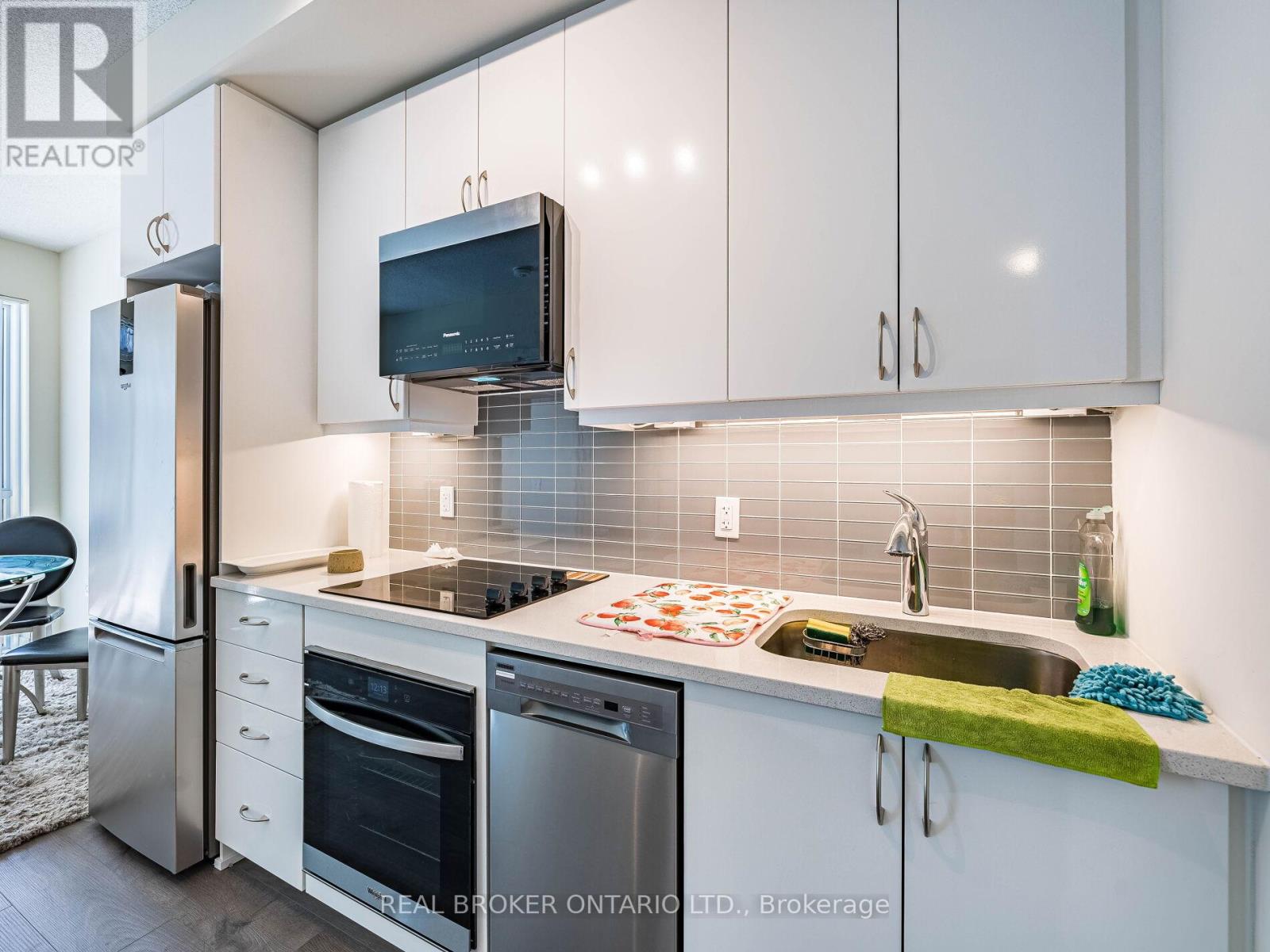 Photo 2 of 2906 38 Annie Craig Drive S, Toronto ON