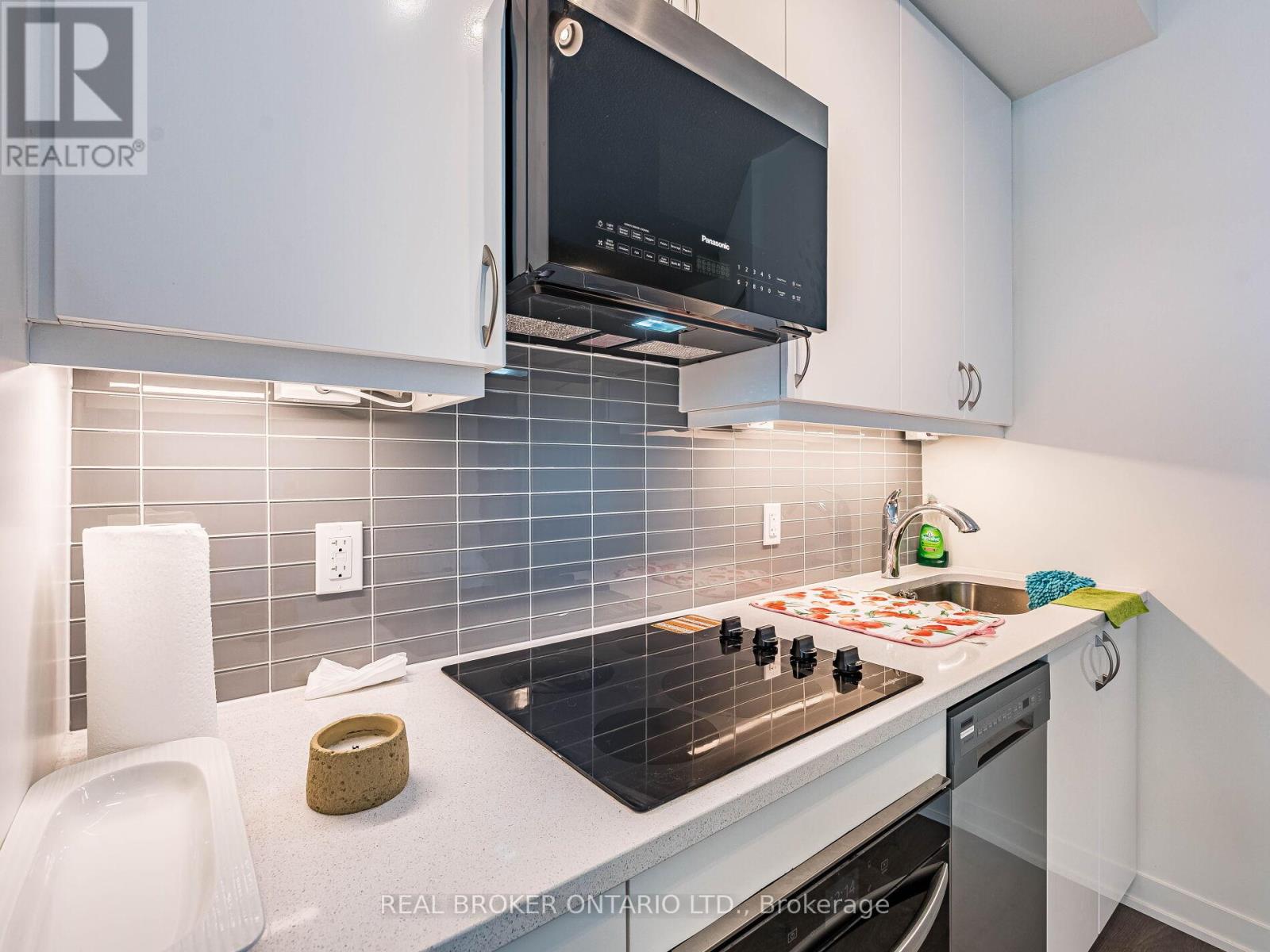 Photo 5 of 2906 38 Annie Craig Drive S, Toronto ON