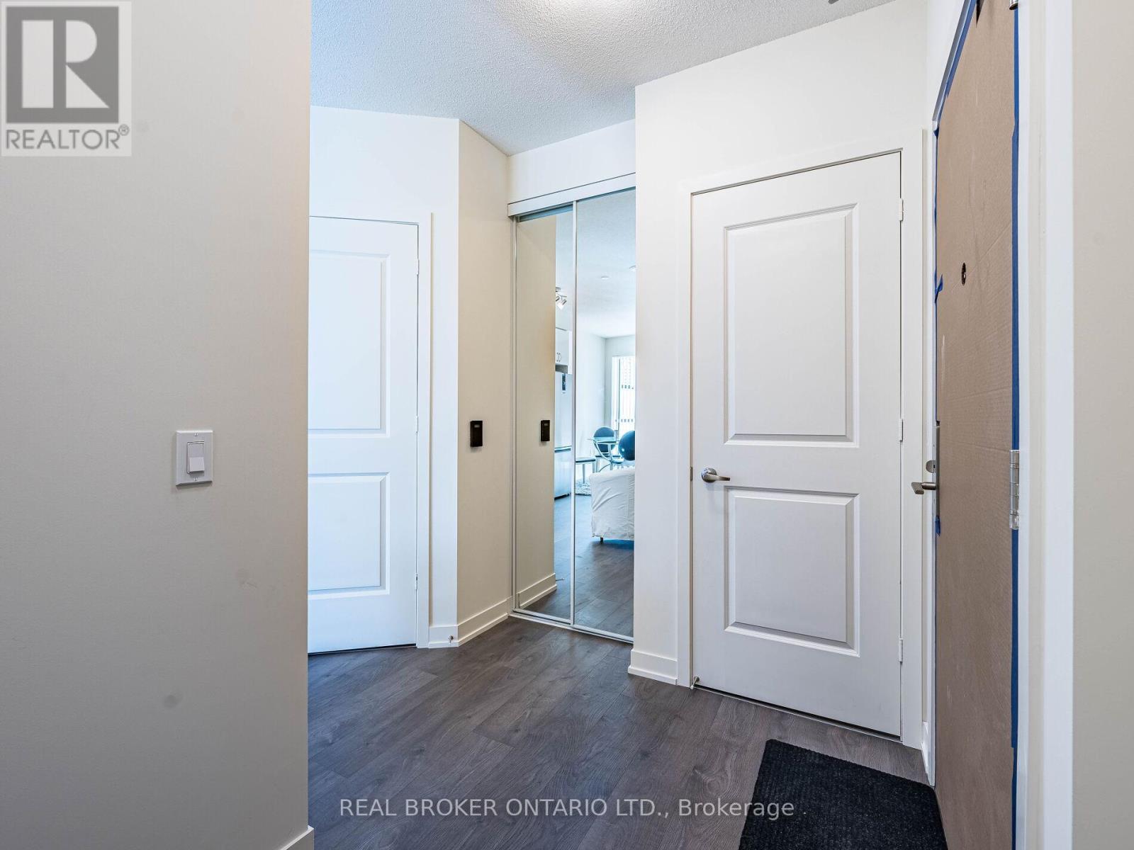 Photo 3 of 2906 38 Annie Craig Drive S, Toronto ON