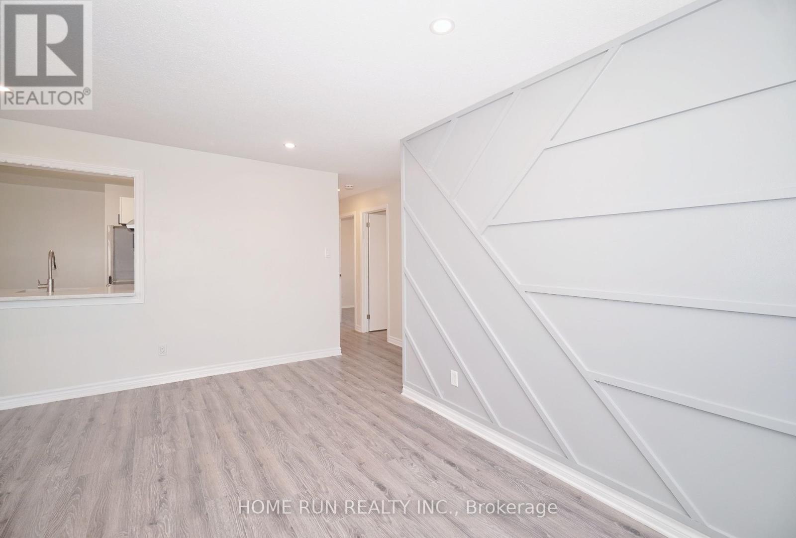 Photo 19 of 303 214 Viewmount Drive, Ottawa ON