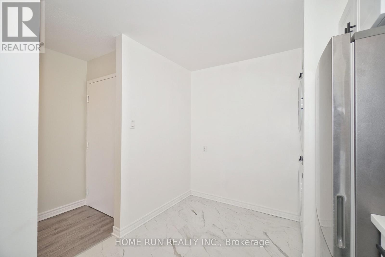 Photo 15 of 303 214 Viewmount Drive, Ottawa ON