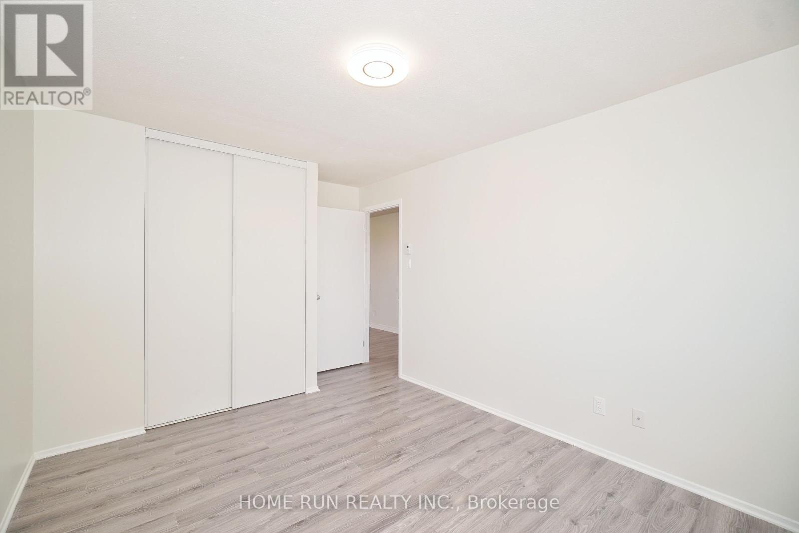 Photo 16 of 303 214 Viewmount Drive, Ottawa ON