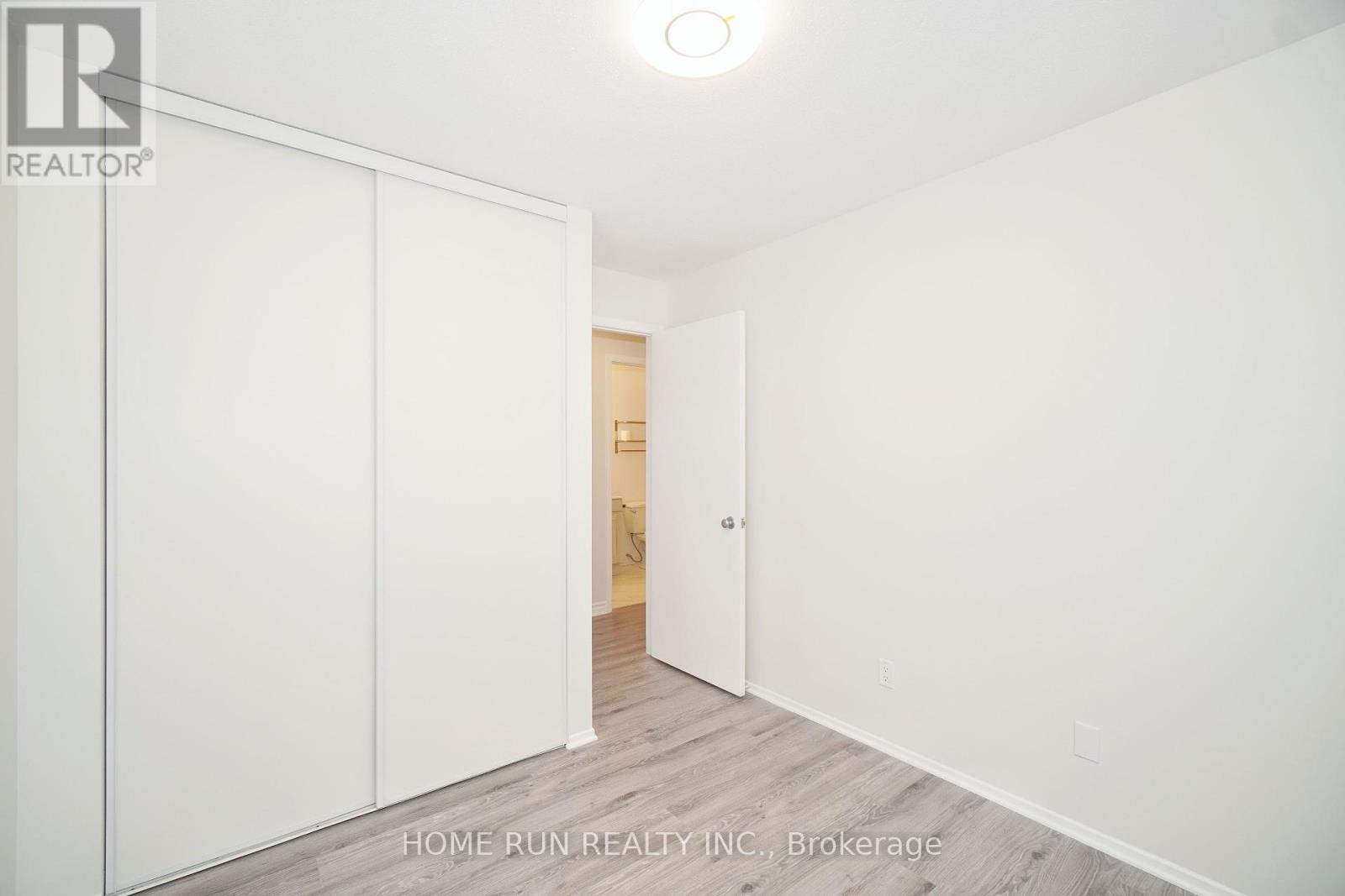 Photo 5 of 303 214 Viewmount Drive, Ottawa ON
