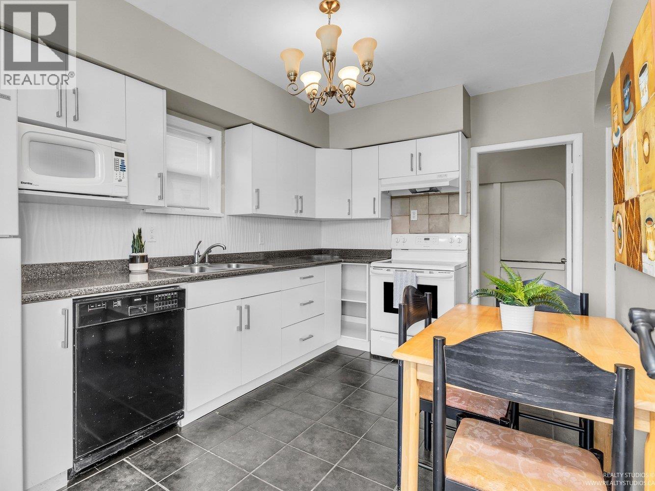 Photo 9 of 1032 E 49th Avenue, Vancouver BC