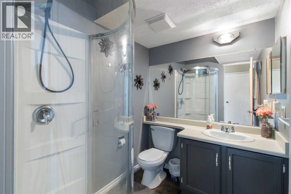 Single Family House 4 Level for Sale in  Templegreen Drive NE Temple Calgary 
