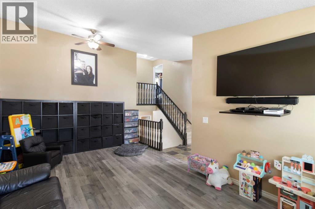 Single Family House 4 Level for Sale in  Templegreen Drive NE Temple Calgary 