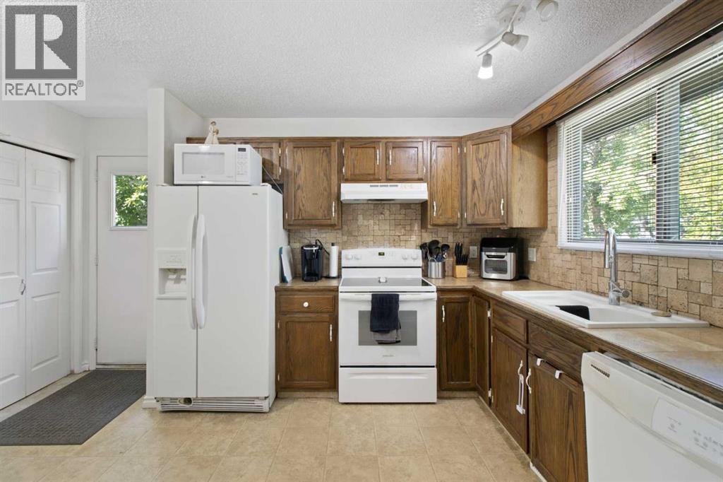 Single Family House 4 Level for Sale in  Templegreen Drive NE Temple Calgary 