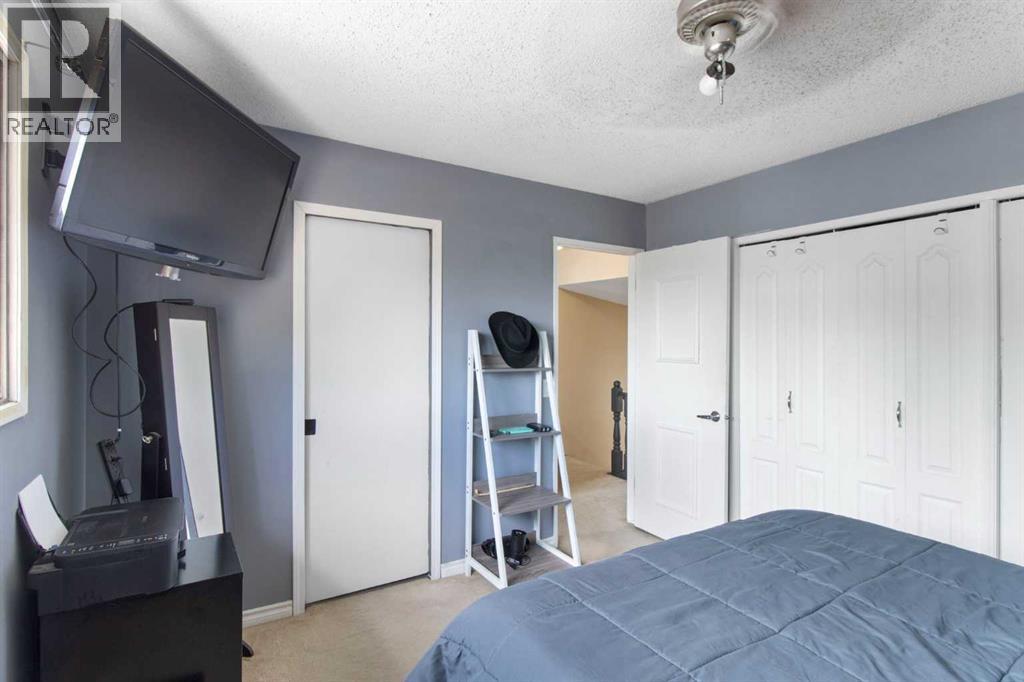 Single Family House 4 Level for Sale in  Templegreen Drive NE Temple Calgary 