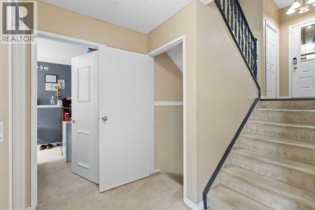 Single Family House 4 Level for Sale in  Templegreen Drive NE Temple Calgary 