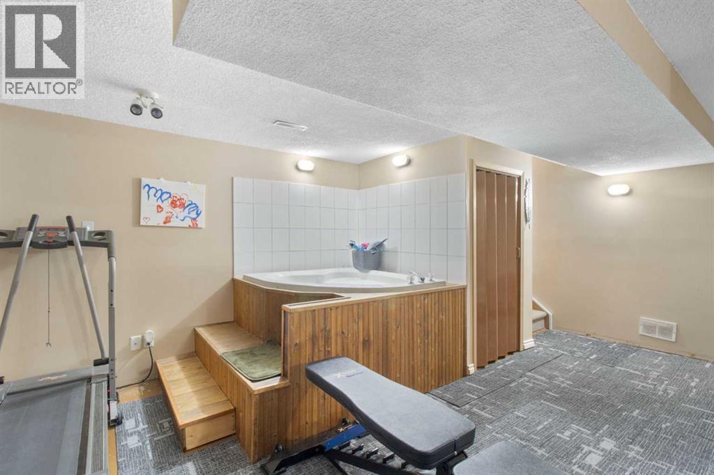 Single Family House 4 Level for Sale in  Templegreen Drive NE Temple Calgary 