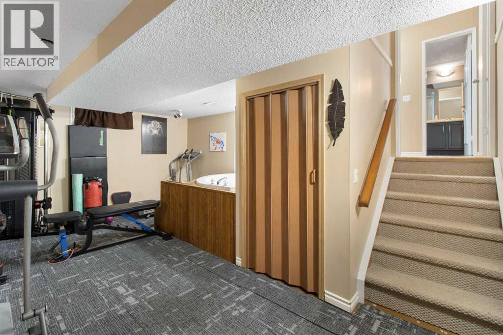 Single Family House 4 Level for Sale in  Templegreen Drive NE Temple Calgary 