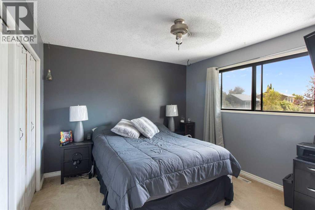 Single Family House 4 Level for Sale in  Templegreen Drive NE Temple Calgary 