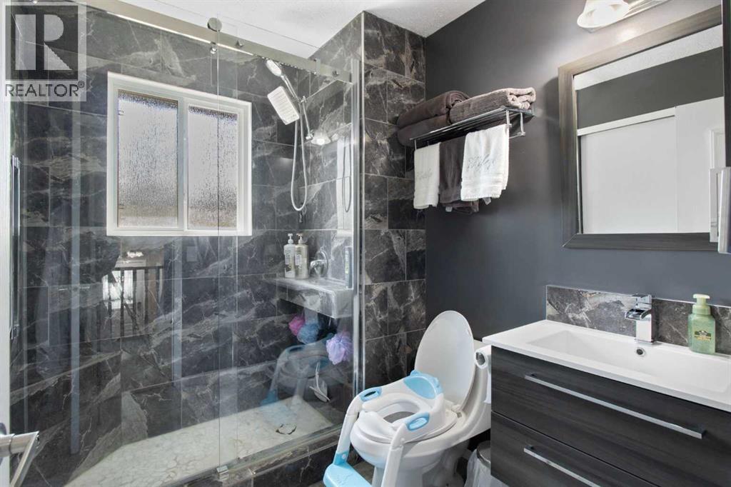 Single Family House 4 Level for Sale in  Templegreen Drive NE Temple Calgary 