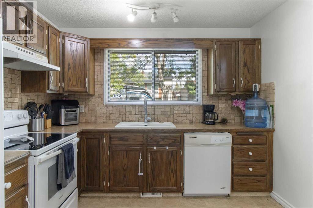 Single Family House 4 Level for Sale in  Templegreen Drive NE Temple Calgary 