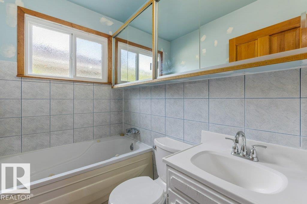 Photo 3 of 15922 105 Av Nw, Edmonton AB