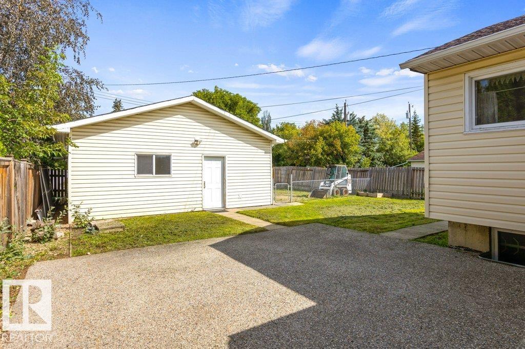 Photo 16 of 15922 105 Av Nw, Edmonton AB