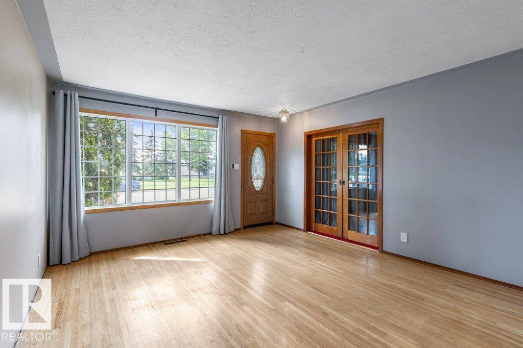 Photo 13 of 15922 105 Av Nw, Edmonton AB
