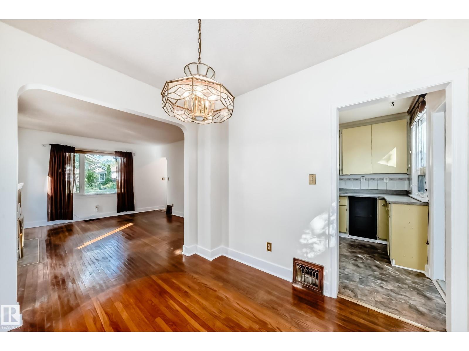Photo 6 of 11425 71 St Nw, Edmonton AB