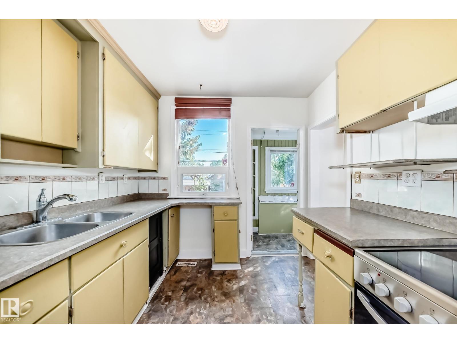 Photo 9 of 11425 71 St Nw, Edmonton AB