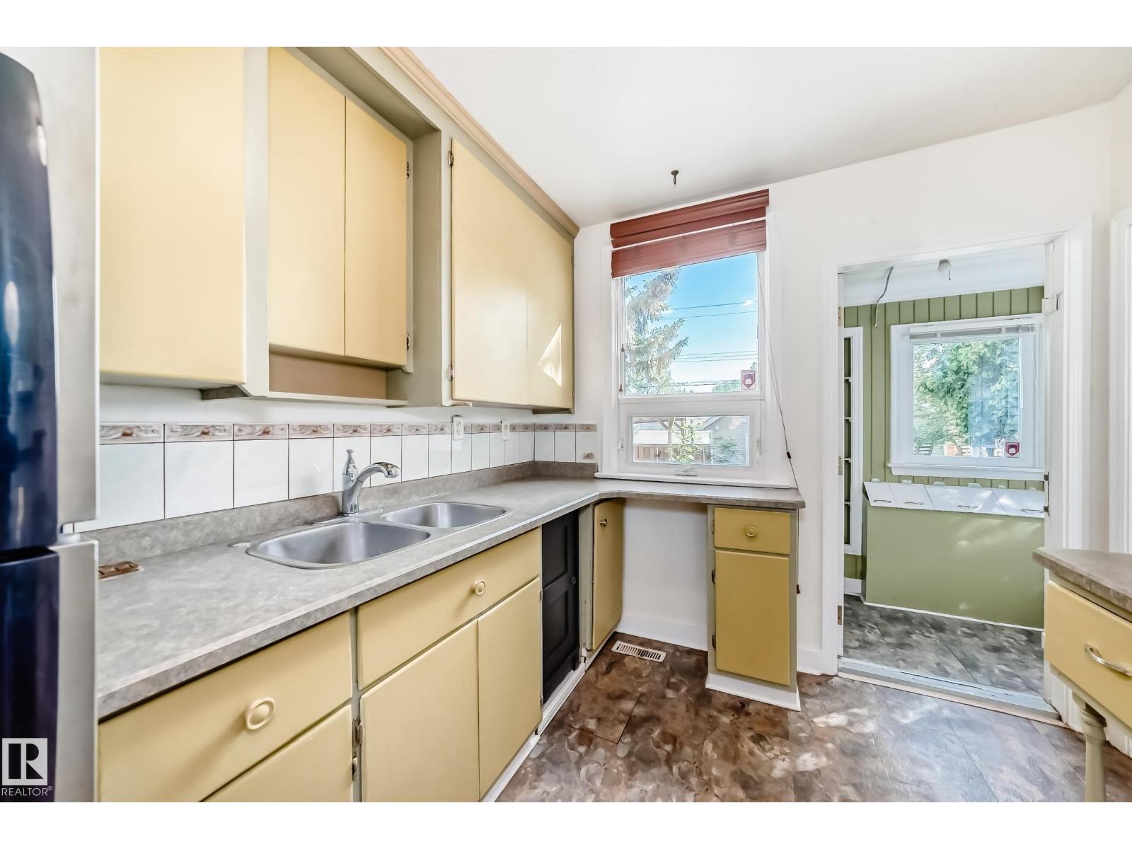 Photo 10 of 11425 71 St Nw, Edmonton AB