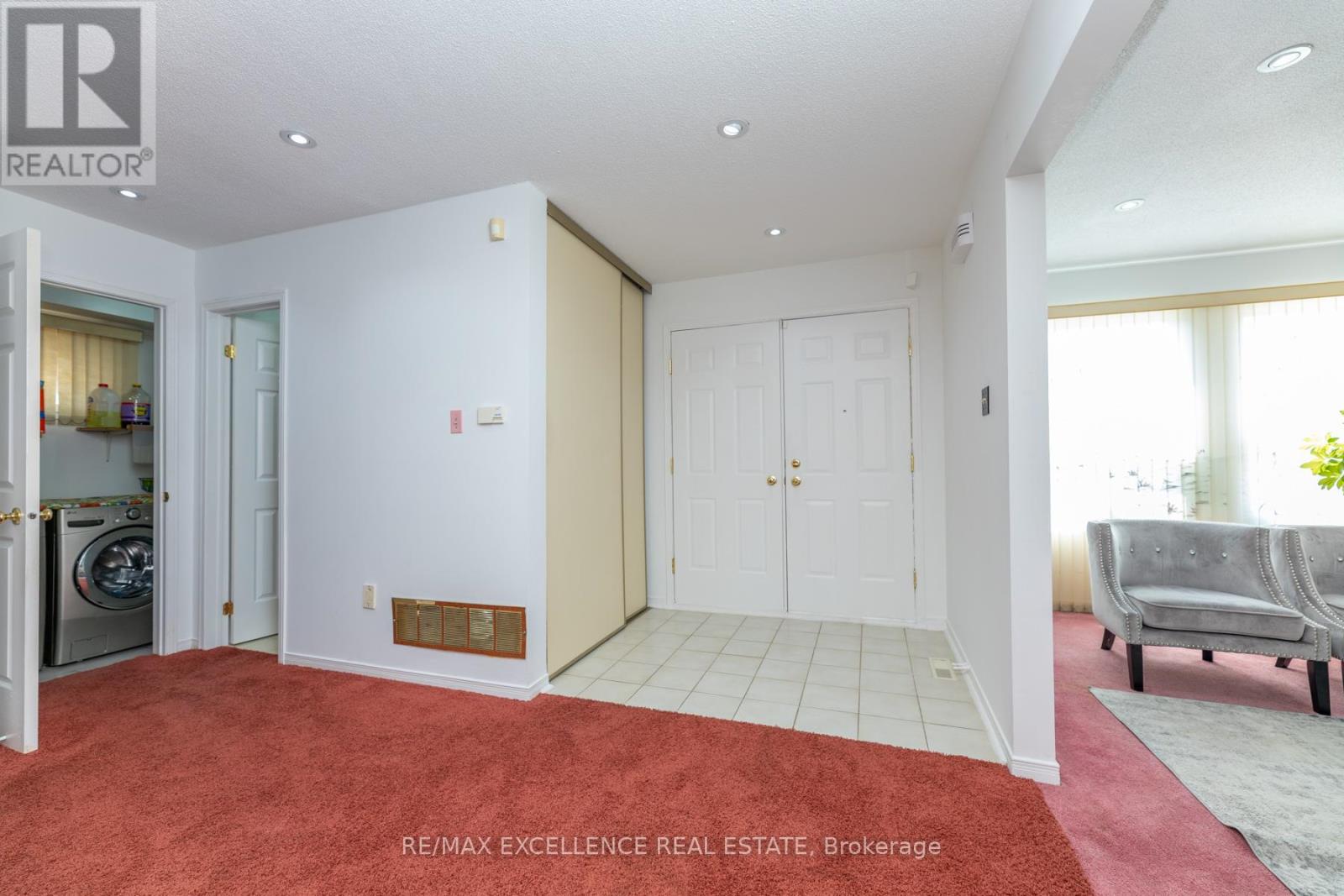 Photo 7 of 55 Atkins Circle, Brampton ON