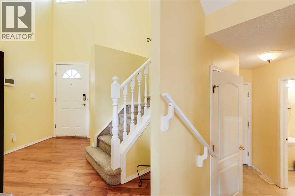 Photo 2 of 127 Tuscarora Way Nw, Calgary AB