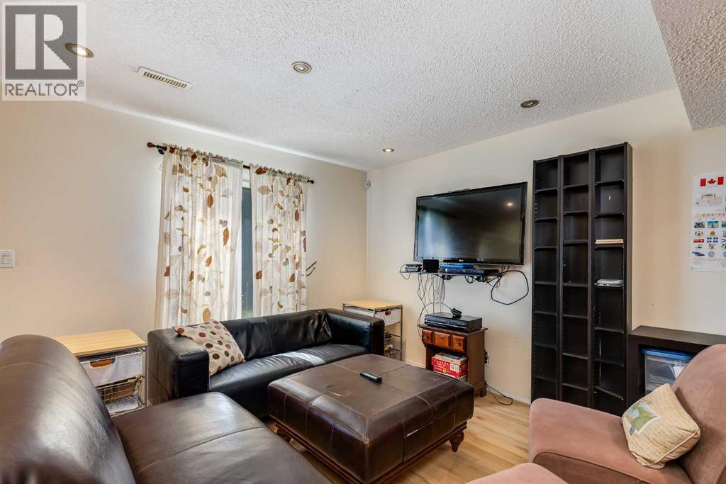 Photo 14 of 127 Tuscarora Way Nw, Calgary AB