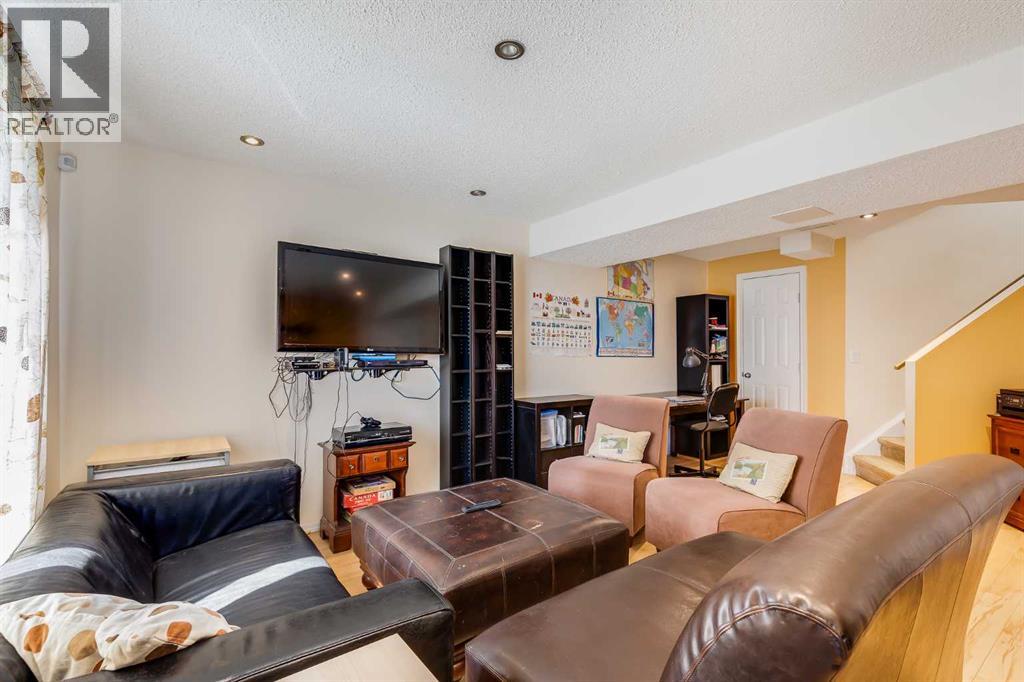 Photo 23 of 127 Tuscarora Way Nw, Calgary AB
