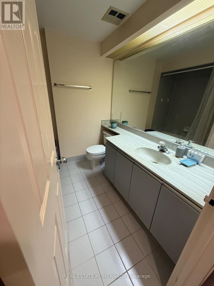 Photo 4 of 903 99 Harbour Square, Toronto ON