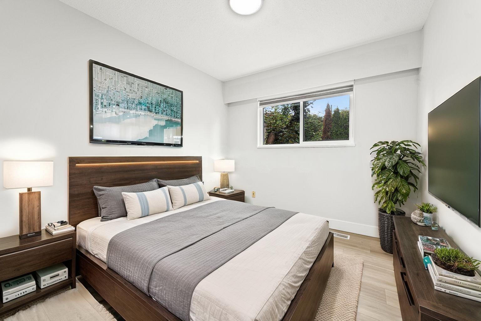 Photo 3 of 2071 Emerson Street, Abbotsford BC