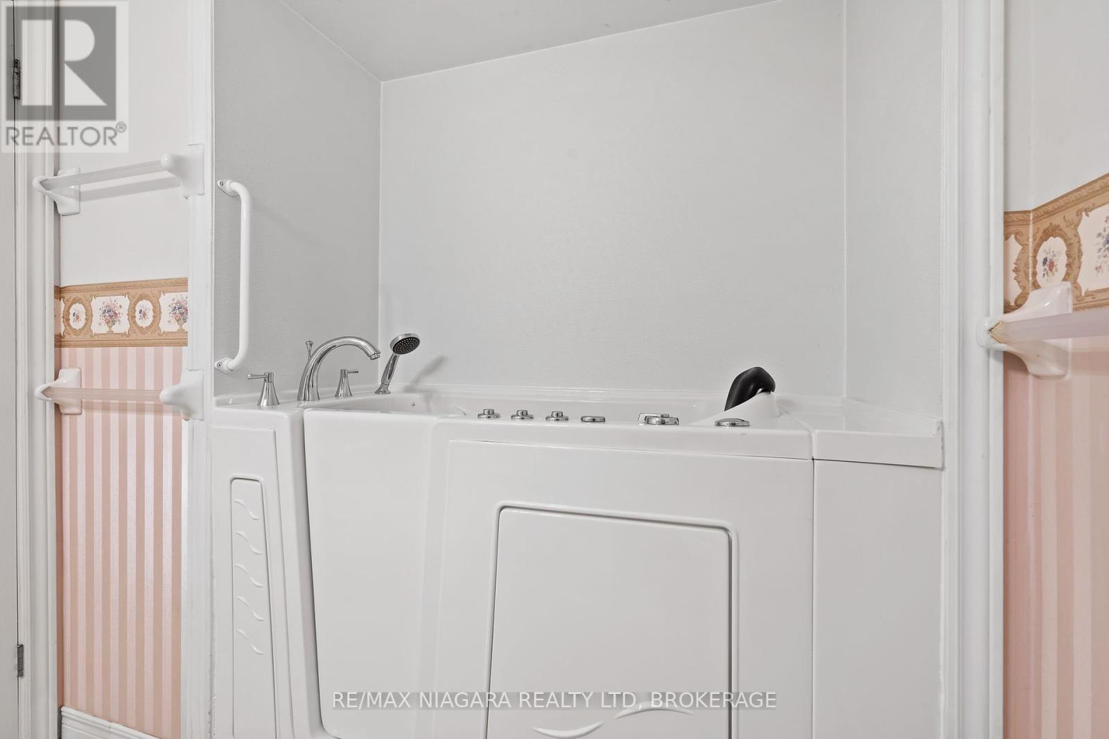 Photo 26 of 23 Portal Drive, Port Colborne ON