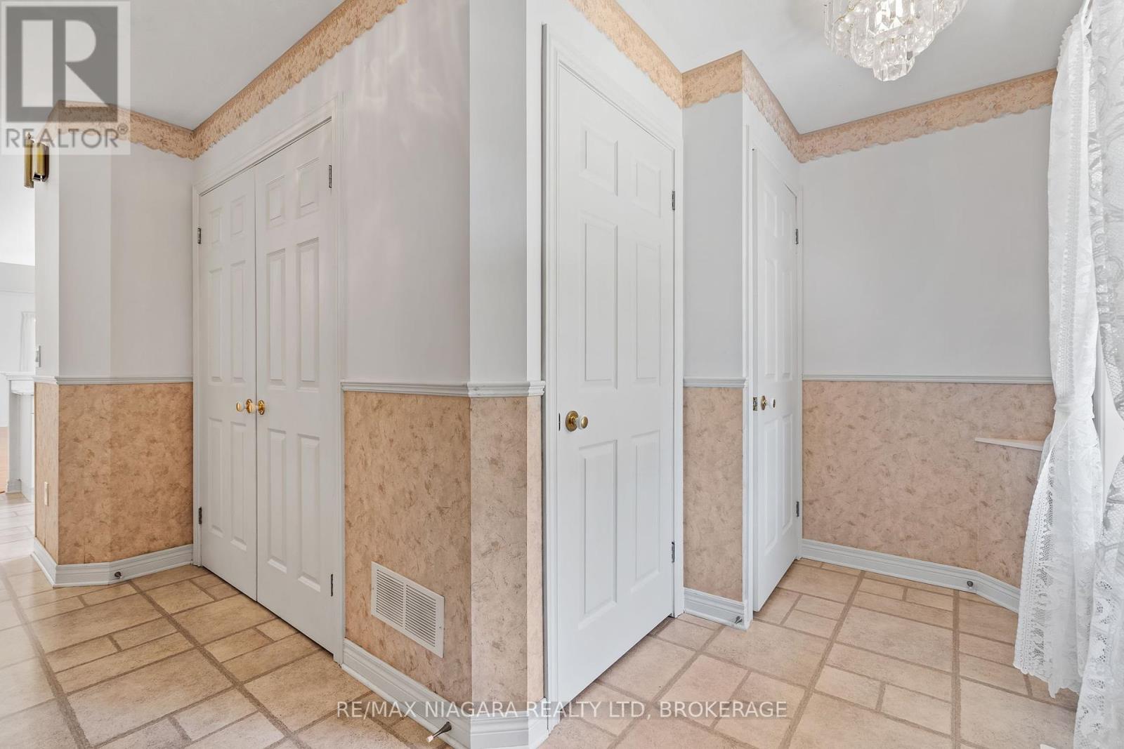 Photo 33 of 23 Portal Drive, Port Colborne ON