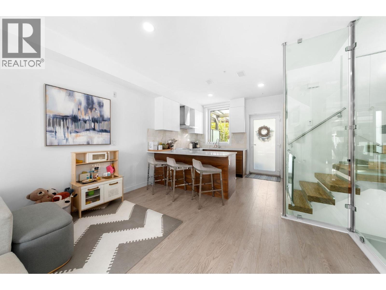 Photo 16 of 35 720 E 3rd Street, North Vancouver BC