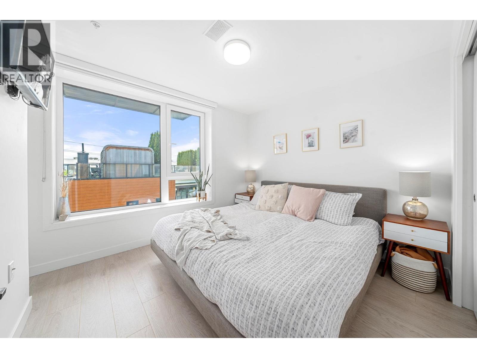 Photo 18 of 35 720 E 3rd Street, North Vancouver BC